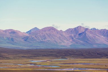 Yazın Alaska 'nın Picturesque Dağları. Karla kaplı kütleler, buzullar ve kayalık tepeler.