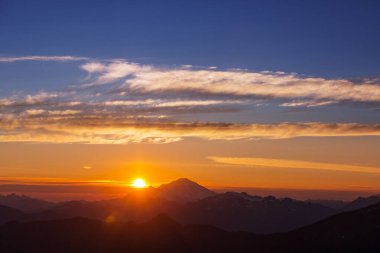 Dağlarda manzaralı günbatımı. Sonbahar mevsimi.
