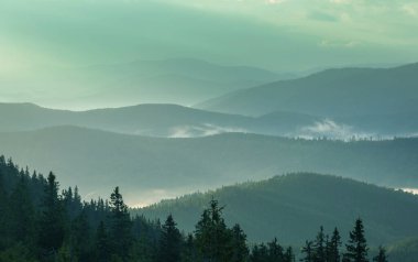 Gün doğumunda dağların silueti. Güzel doğal arkaplan.