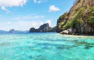 Deniz koyunun ve dağ adalarının muhteşem manzarası, Palawan, Filipinler tatil sükuneti güzel tropikal doğa