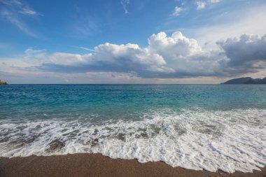 Güneşli bir günde deniz manzaraları