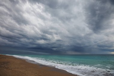 Deniz kıyısında yağmur havası