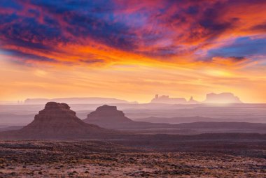 Tanrılar Vadisi 'nin kaya oluşumu Anıt Vadisi ile gün doğumunda