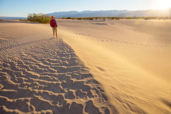 Randonneur Dans Désert Sable Heure Lever Soleil — Photo