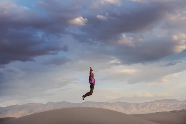 Jumping Man Sand Desert — Stock Photo, Image