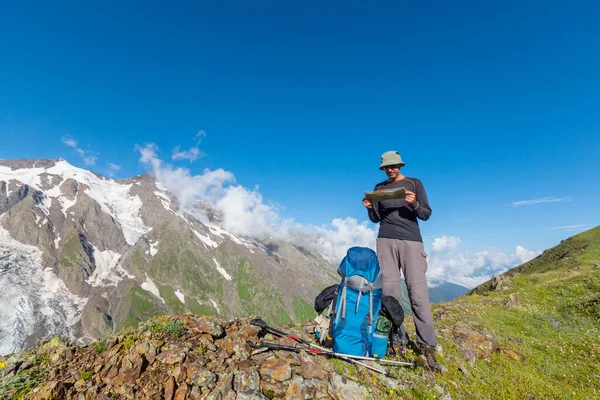 Backpacker Bei Einer Wanderung Den Sommerlichen Bergen — Stockfoto