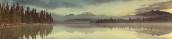 Γαλήνια Όμορφη Λίμνη Στα Πρωινά Βουνά Όρεγκον Ηπα — Φωτογραφία Αρχείου
