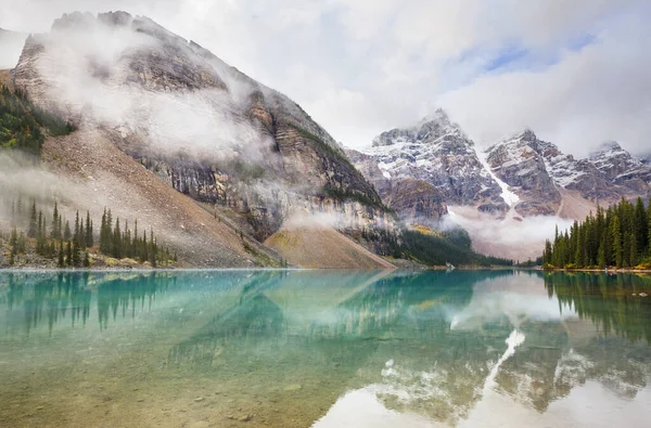 Belle Acque Turchesi Del Lago Morena Con Cime Innevate Sopra — Foto Stock