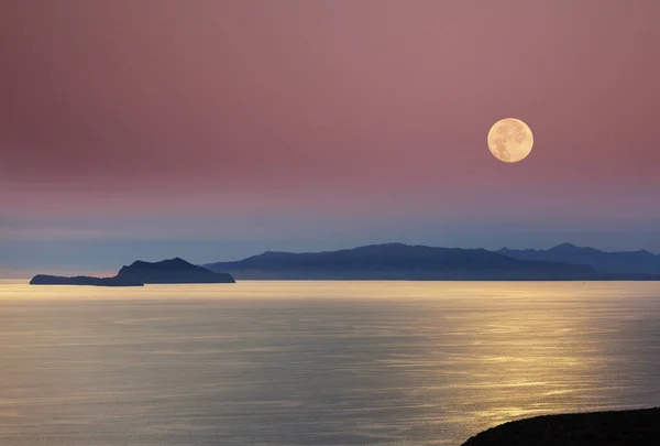 湖上的夜景月亮 — 图库照片