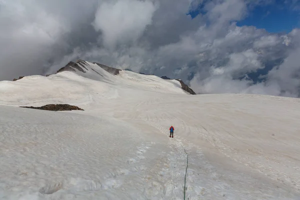 高い雪の山の中で登る — ストック写真