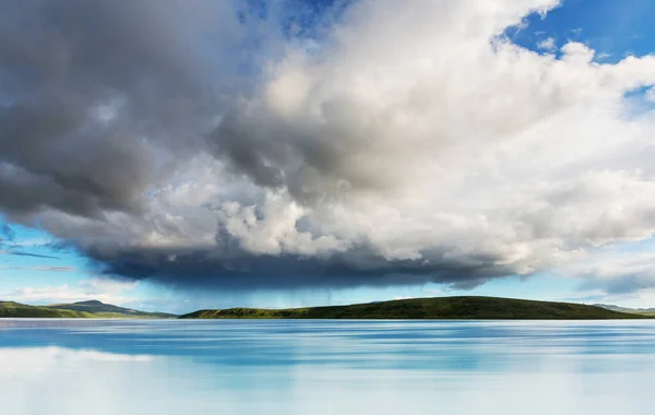 Alaska Tundrasında Dinginlik Gölü — Stok fotoğraf