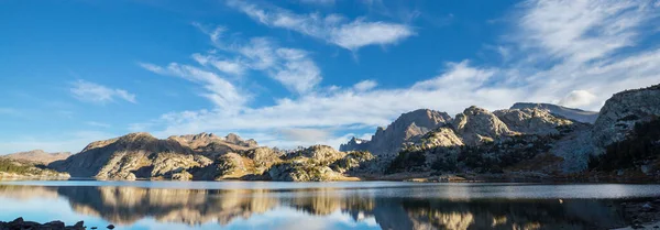 Escena Serena Junto Lago Montaña Con Reflejo Las Rocas Agua — Foto de Stock