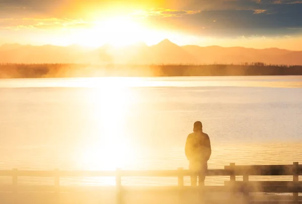 Uomo Riposa Suo Agio Vicino Lago Calmo Vacanza Relax — Foto Stock