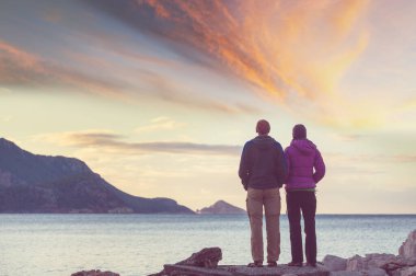 Türkiye 'de deniz kıyısında duran çift