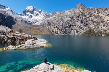 Cordillera dağlarında yürüyüş sahnesi, Peru