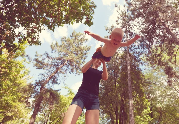 Moeder Zoon Hebben Samen Activiteiten Het Voorjaarspark Gelukkige Emotie Concept — Stockfoto