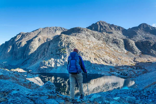 Mochileiro Caminhada Nas Altas Montanhas — Fotografia de Stock