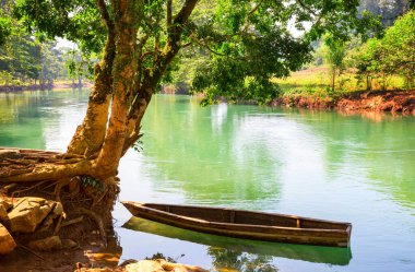 Guatemala, Orta Amerika 'daki güzel yeşil nehirde ahşap tekne.