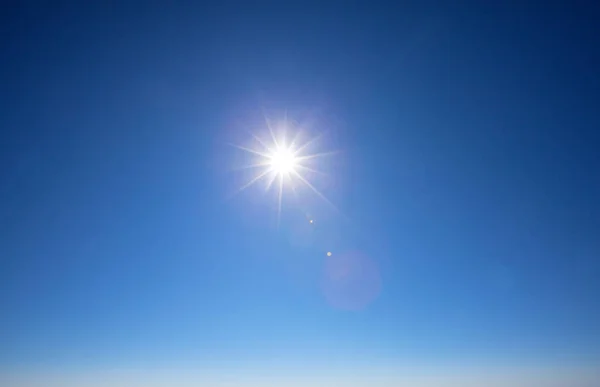 Słoneczne Tło Błękitne Niebo Białymi Chmurami Naturalne Tło — Zdjęcie stockowe