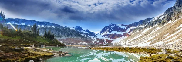 Scène Sereine Bord Lac Montagne Avec Reflet Des Rochers Dans — Photo