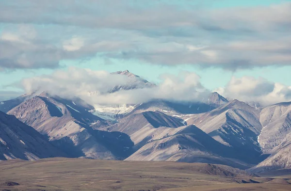 夏にアラスカの絵のような山 雪に覆われた大規模な氷河や岩のピーク 美しい自然背景 — ストック写真