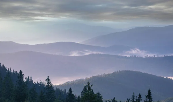 Misty Berg Silhouet Bij Zonsopgang — Stockfoto