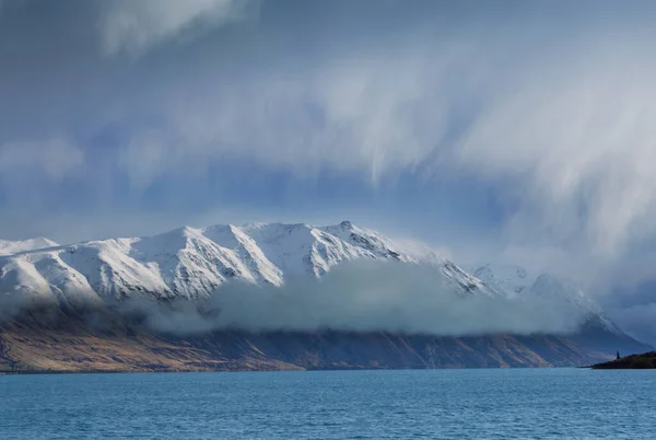 Natura Forza Sfondo Buio Cielo Tempestoso Montagne Innevate — Foto Stock