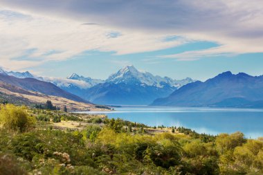 Yeni Zelanda 'daki görkemli Aoraki Cook Dağı manzarası. Güzel doğal manzaralar..