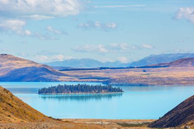 Yeni Zelanda 'daki inanılmaz doğal manzaralar. Dağlar göl.