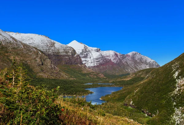 美国蒙大拿州冰川国家公园的风景如画的岩石山峰 美丽的自然景观 — 图库照片