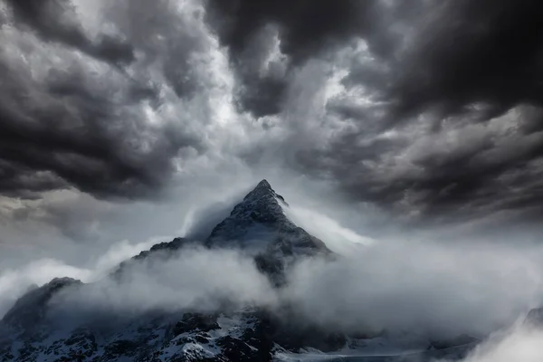 폭풍이 날씨의 산봉우리 — 스톡 사진