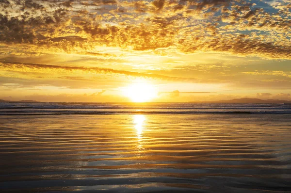 Scenografico Tramonto Colorato Sulla Costa Del Mare Buono Carta Parati — Foto Stock