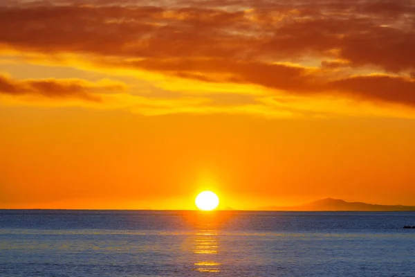 海の海岸での景色のカラフルな夕日 壁紙や背景画像に適しています 美しい自然景観 — ストック写真