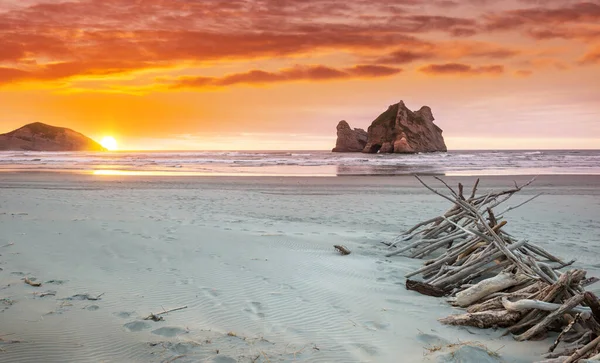 新西兰落日时分的瓦拉里基海滩的拱门群岛 — 图库照片