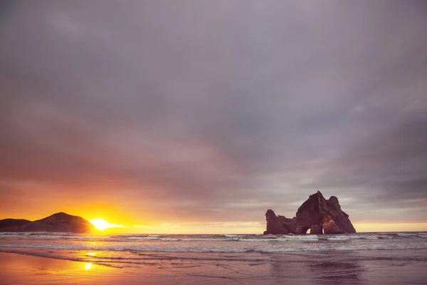 ニュージーランドの日没時のワラリキビーチのアーチウェイ諸島 — ストック写真