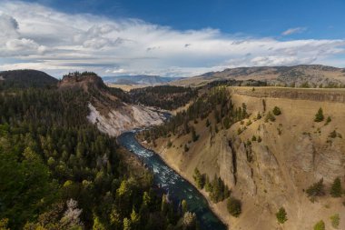 Yellowstone Ulusal Parkı 'ndaki Yellowstone Nehri, Wyoming, ABD