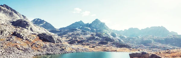 Lago Serenidad Las Montañas Temporada Verano Hermosos Paisajes Naturales — Foto de Stock