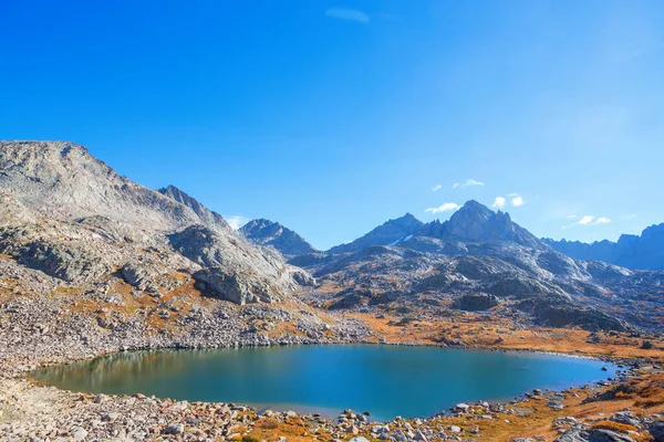 Klidné Jezero Horách Letní Sezóně Krásné Přírodní Krajiny — Stock fotografie