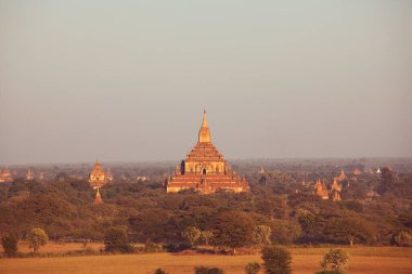 Myanmar 'da günbatımında ünlü antik şehir Bagan