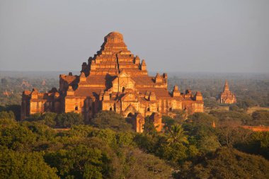 Myanmar 'da günbatımında ünlü antik şehir Bagan