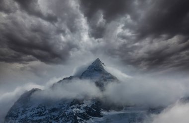 Fırtına havasında dağ zirvesi