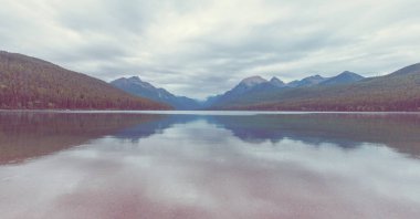 Yaz mevsiminde dağlarda huzur gölü. Güzel doğal manzaralar..
