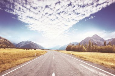 Yeni Zelanda 'daki yeşil tepeler arasında Manzaralı Yol.