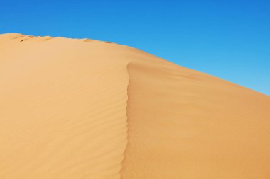 Gün doğumunda çölde güzel kum tepeleri.