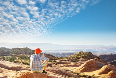 Utah dağlarında yürüyüş. Alışılmadık doğal manzaralarda yürüyüş. Fantastik kumtaşı oluşumları.