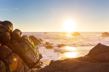 Güneşin doğuşunda tatil için güzel kumlu sahil.