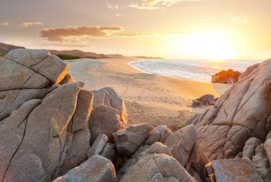 Güneşin doğuşunda tatil için güzel kumlu sahil.