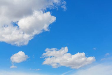 Güneşli arka plan, beyaz bulutlu mavi gökyüzü, doğal arkaplan.