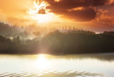 Güzel sakin gölde gün doğumu sahnesi. Güzel doğal arkaplan