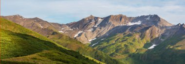 Yazın Alaska 'nın Picturesque Dağları. Kar, kütleleri, buzulları ve kayalık tepeleri kapladı. Güzel doğal arkaplan.